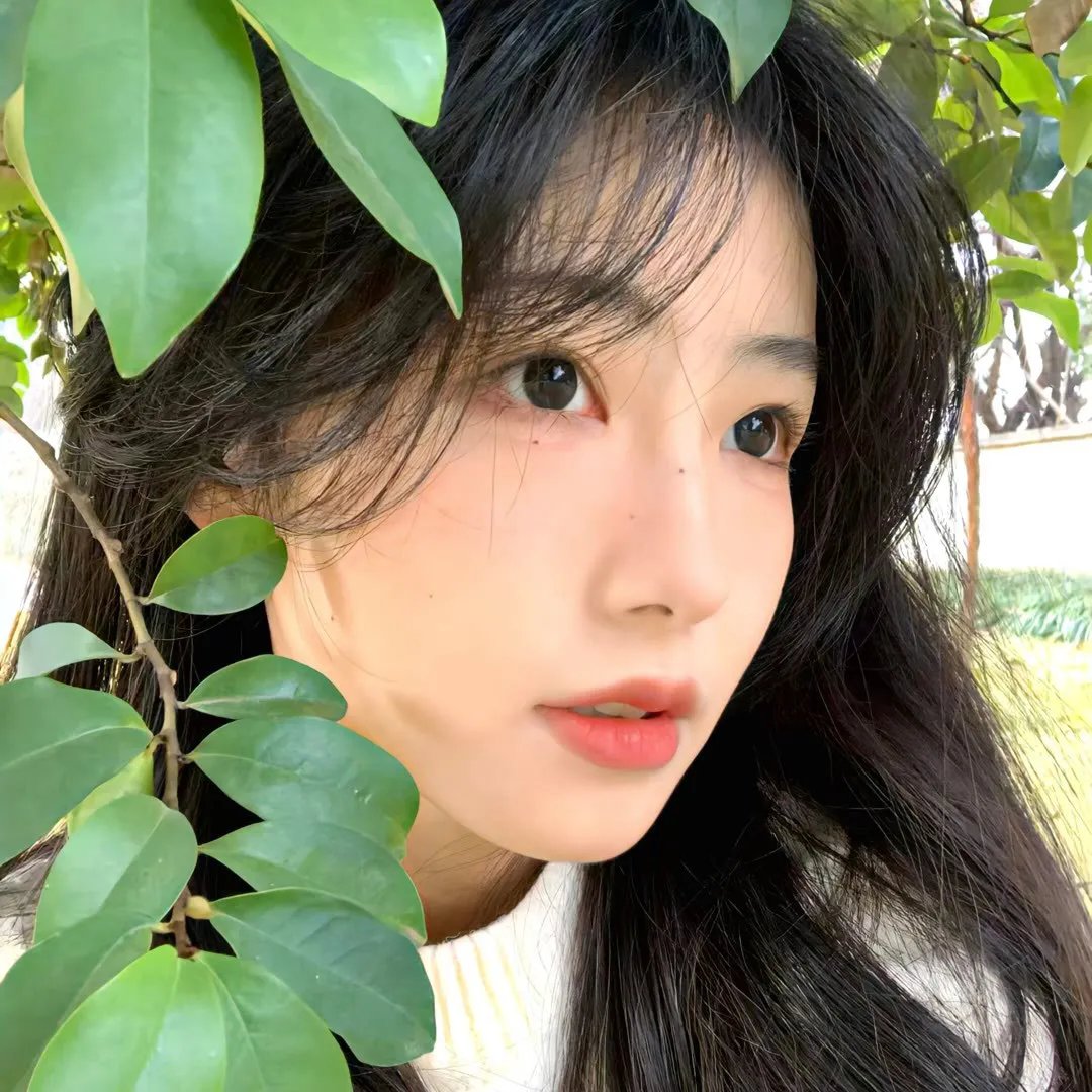 公园长椅上的盖伊与玛德琳